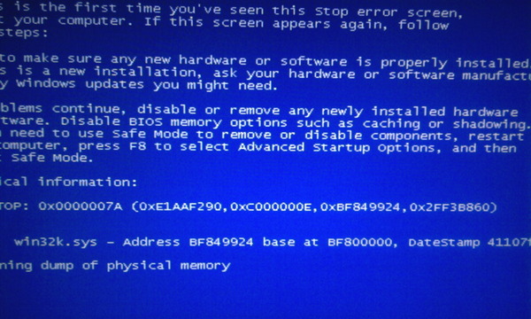 początkowy zrzut pamięci fizycznej niebieski wystaw Windows XP